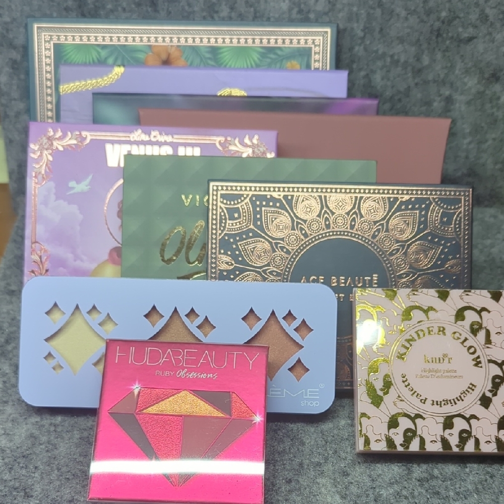 NEW AND UNUSED Eye Shadow and Highlighter Palettes - Bundle Of 10